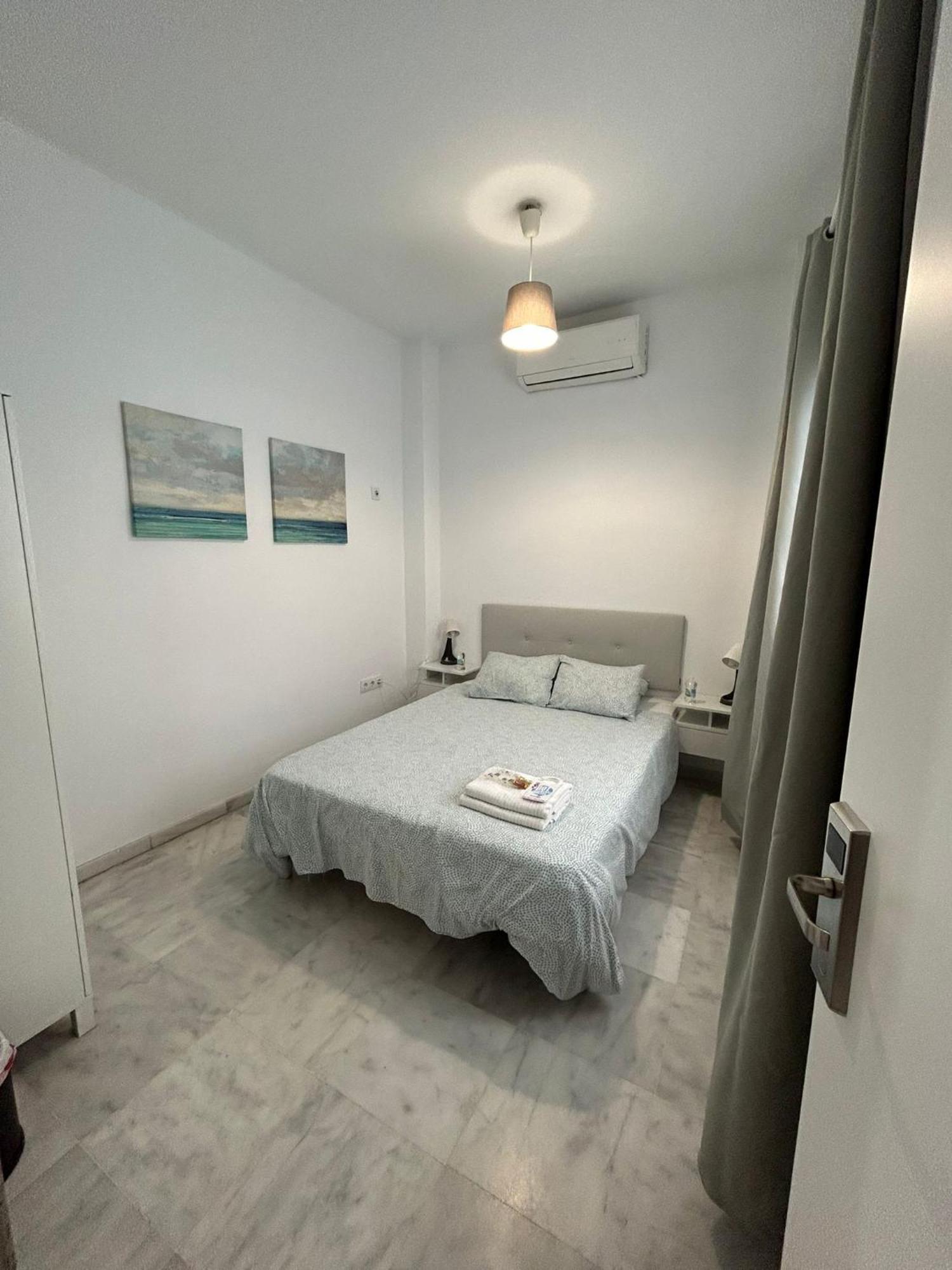 The Spot Central Hostel Seville Exterior photo